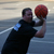 Coach Clay McKnight durante una lezione tecnica  